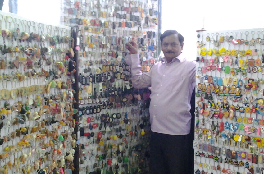  LARGEST COLLECTION OF KEY RINGS