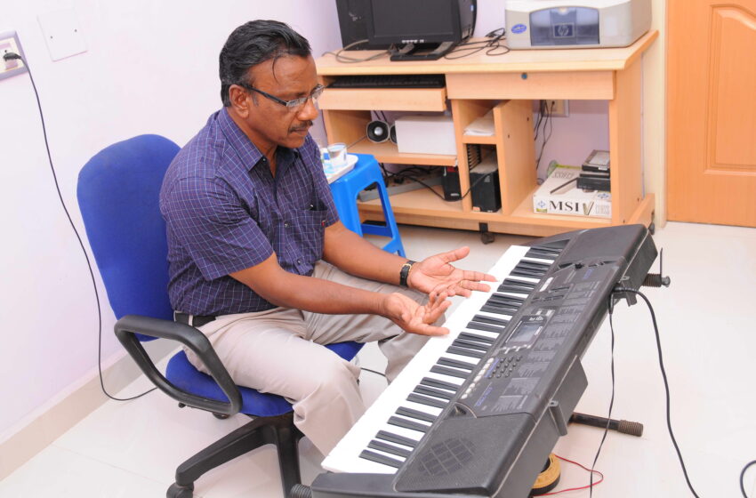  PLAYING ELECTRONIC KEYBOARD USING BOTH HANDS UPSIDE DOWN