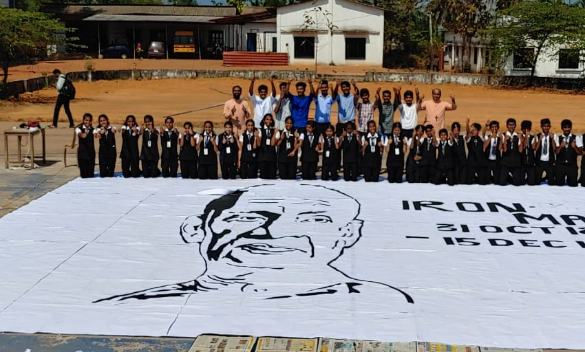  LARGEST MOSAIC PORTRAIT USING PAPER CUTTINGS BY A GROUP