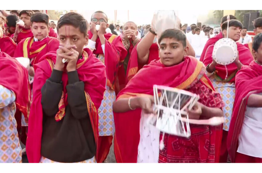  MOST PEOPLE BLOWING CONCH SHELLS SIMULTANEOUSLY