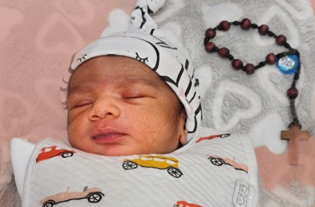 INFANT TO HOLD A FEEDING BOTTLE INDEPENDENTLY