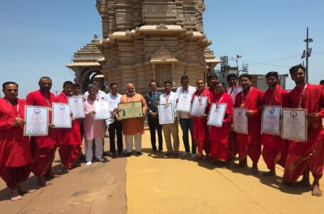 MOST DEVOTEES PERFORMED NAVARNA MANTRA AND OFFERED AAHUTI IN YAJNA
