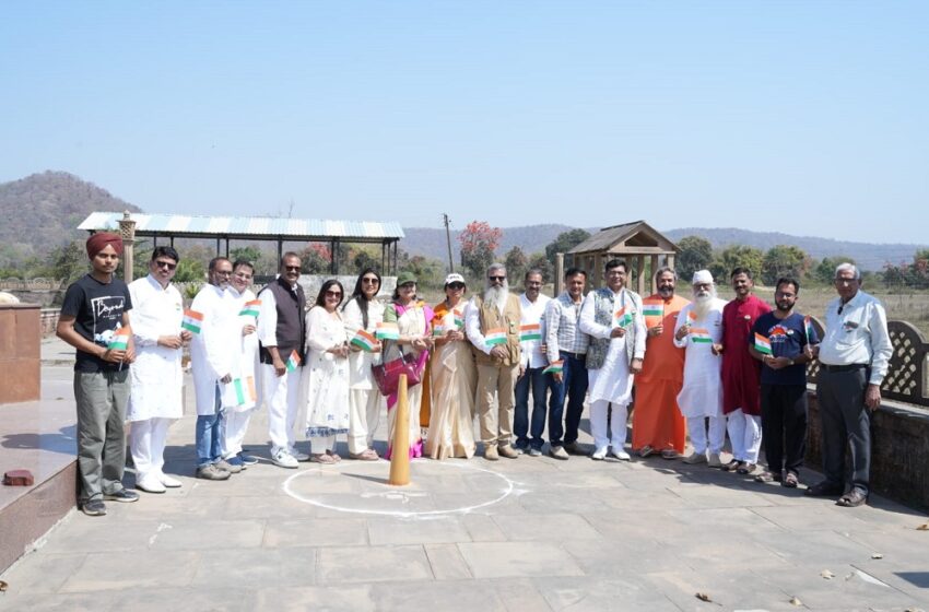  FIRST-EVER GROUP OF VASTUVIDS VISITING AND ENERGIZING THE GEOGRAPHICAL CENTRE OF INDIA (KARAUNDI)