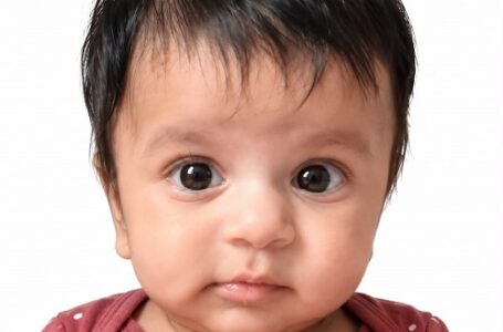 INFANT TO HOLD A FEEDING BOTTLE INDEPENDENTLY
